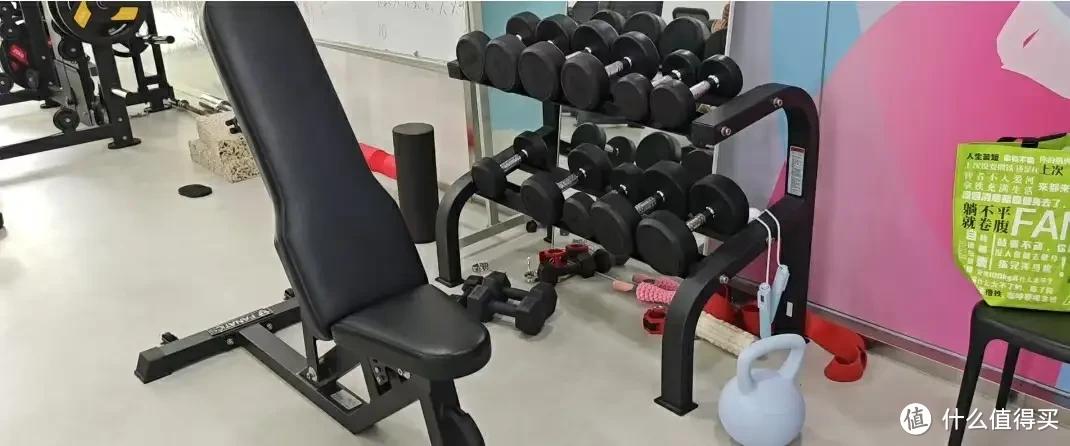 健身房女生运动器材_女性健身房器械_健身房器材设备使用方法女生